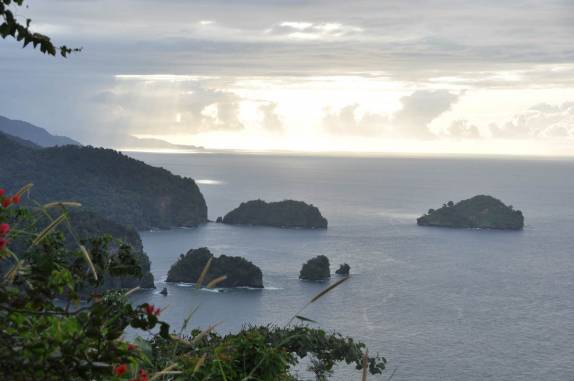 Litoral recortado na região de Maracas Bay, na ilha de  Trinidad